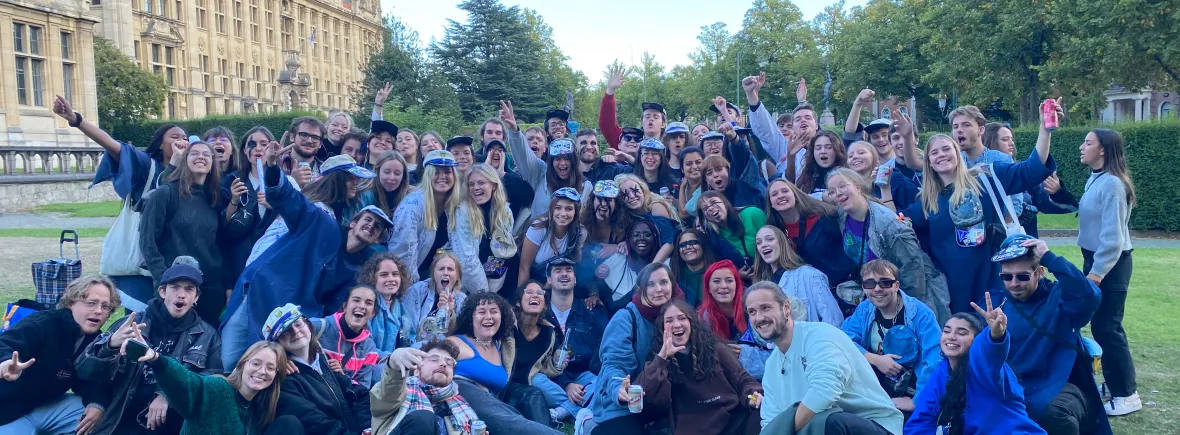 Le Cercle de Psychologie réuni en grand groupe sur le campus